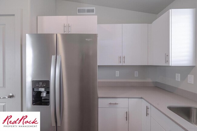 Building Photo - Inviting 2 Bedroom End Unit Condo - Pet Friendly!