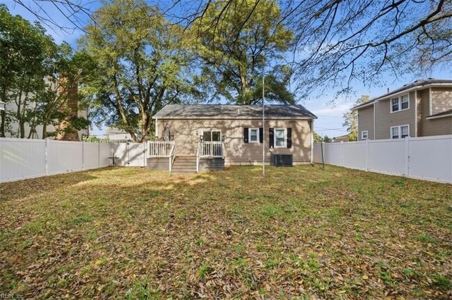 Building Photo - 1325 W Little Creek Rd