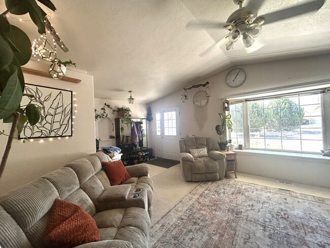 Building Photo - 3 bed 2 bath home in a great neighborhood