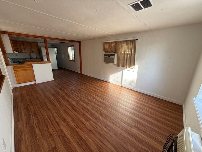 Building Photo - Cute 1.5 Bdrm w/ Toy Parking.