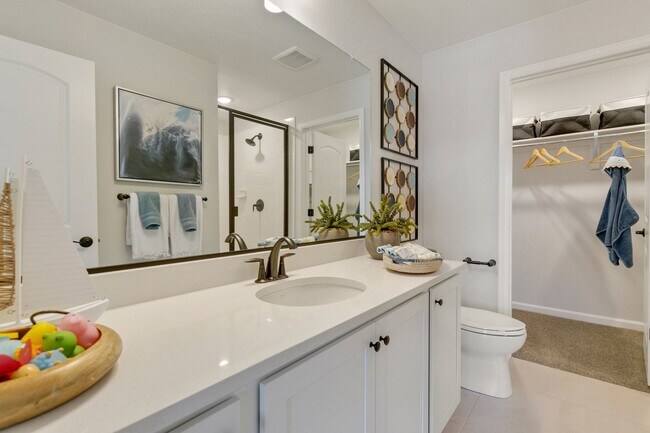 Building Photo - Newer 4 bed Townhome at The Commons at Vic...