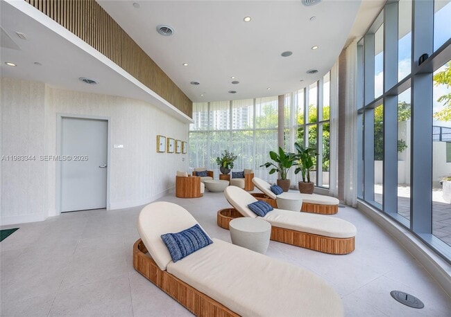 Building Photo - 700 NE 24th St