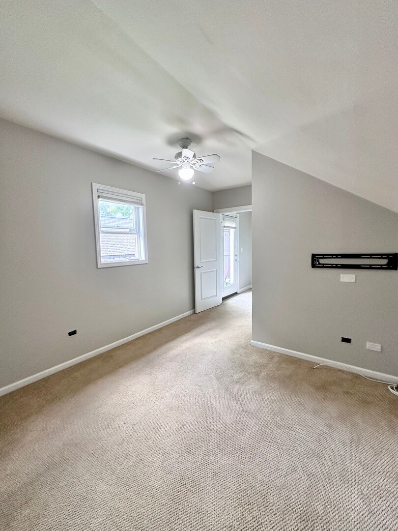 3rd br - 3122 N Paulina St