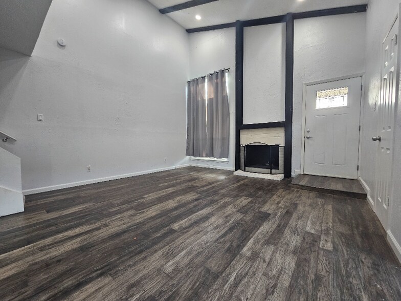 Building Photo - 2102 Via Corona