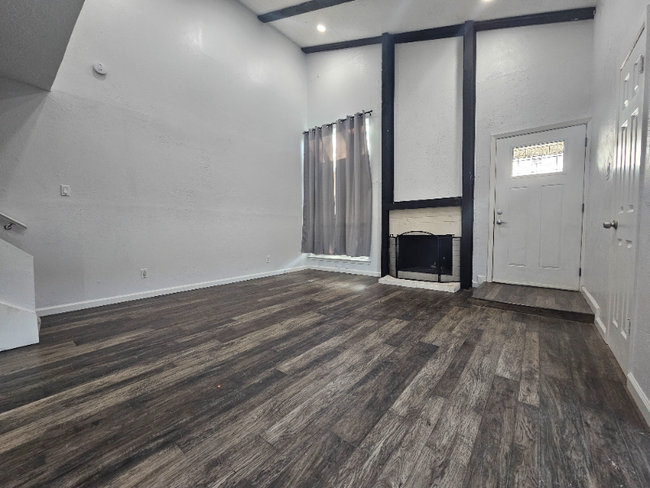 Building Photo - 2102 Via Corona