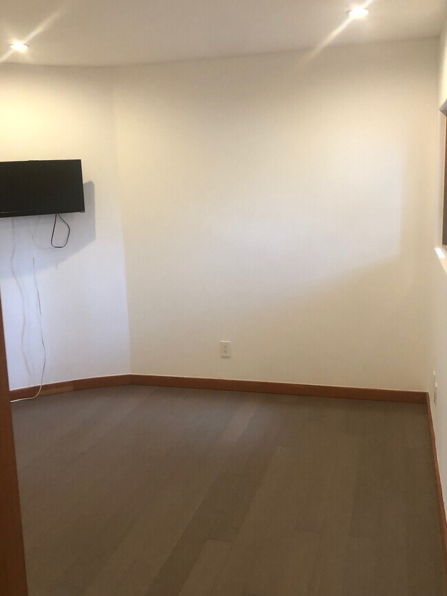 Building Photo - 128 S Carson Rd