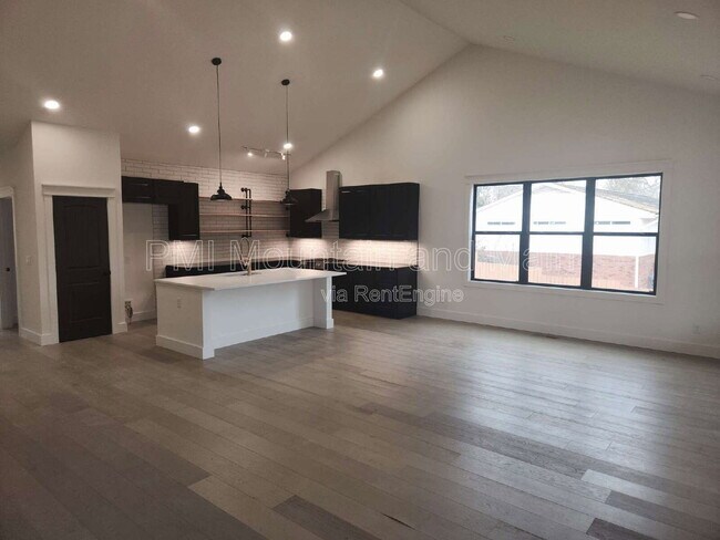 Building Photo - 808 Maybank Dr