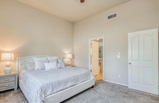 Building Photo - Westside area for Short or Long Term Rental (Completely Furnished) Beautiful 3 bed/2.5 baths plus...