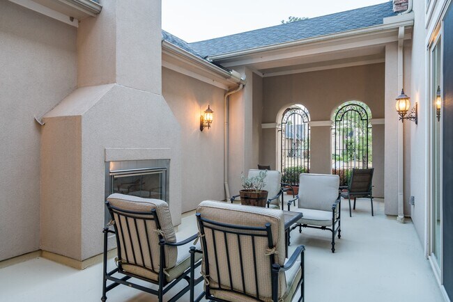 Building Photo - 10410 Southern Hawker