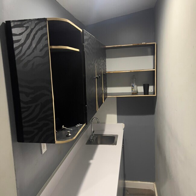 Building Photo - 6551 Coolidge St