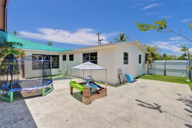 Building Photo - 9910 Bahama Dr