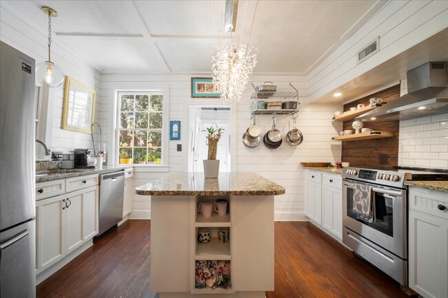 Building Photo - 237 Coming St