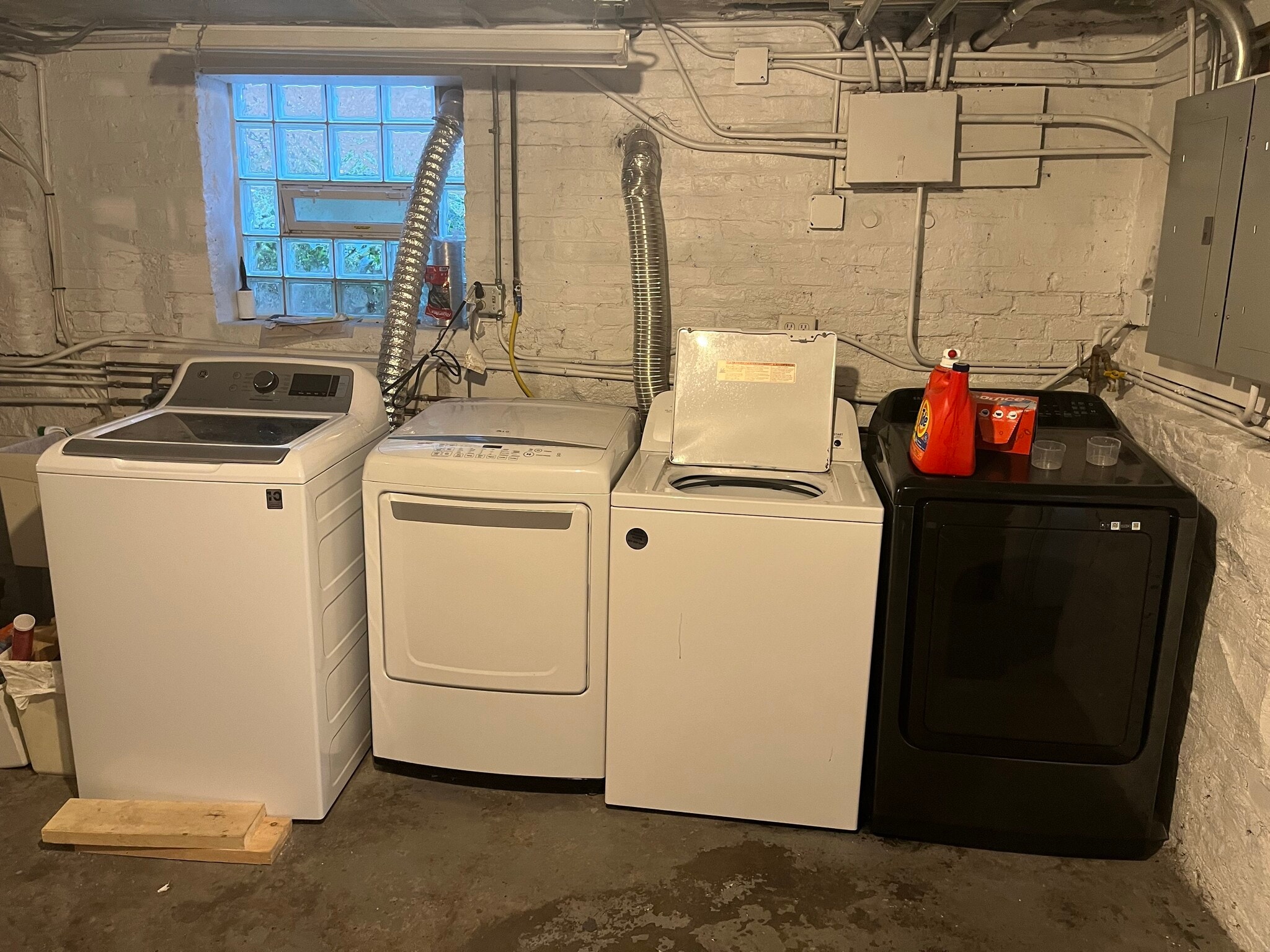 Building Photo - 1924 W Wilson Ave