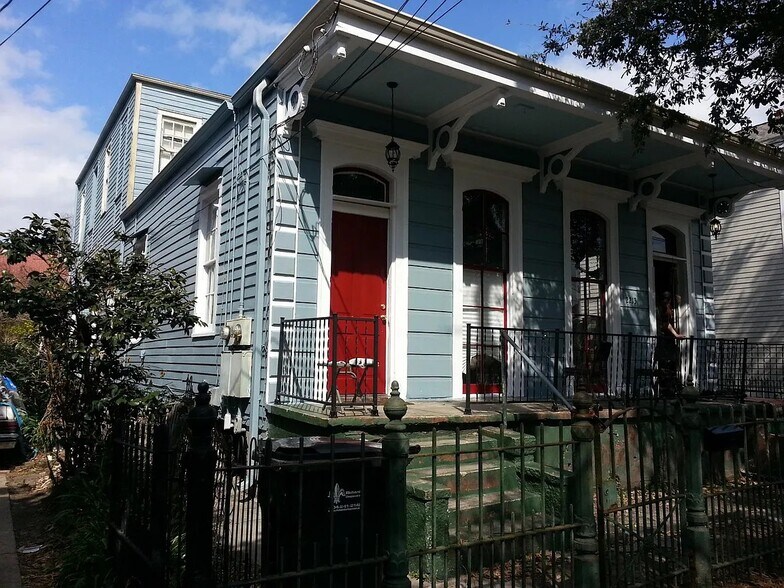 Building Photo - 2213 Baronne St