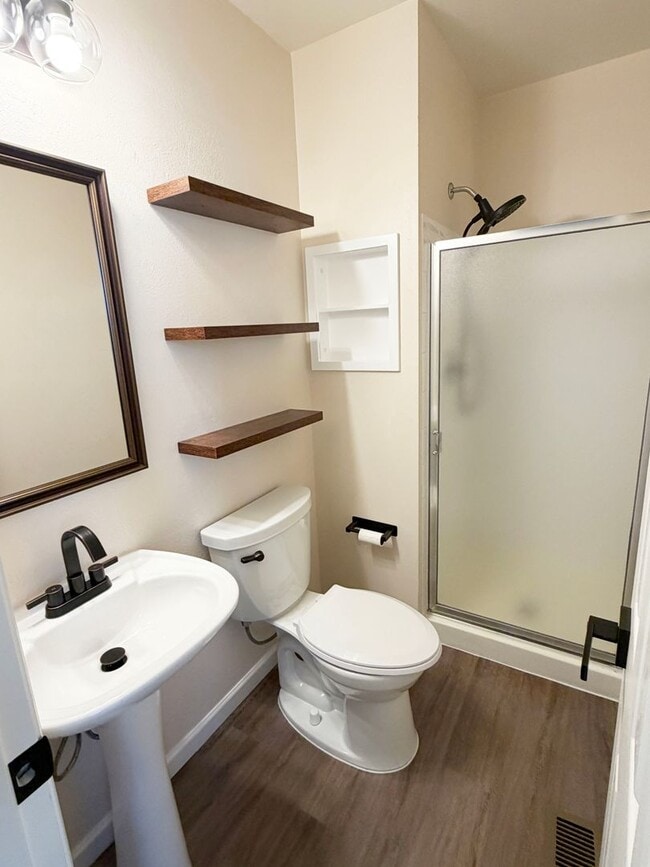 Building Photo - Exceptional 3-bedroom, 2.5-bathroom end unit townhouse located in Arvada