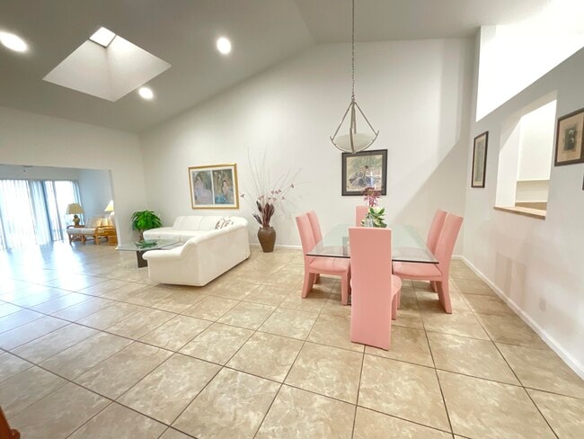 Building Photo - 5570 Royal Lake Cir