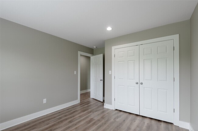 Building Photo - 250 Shady Oaks
