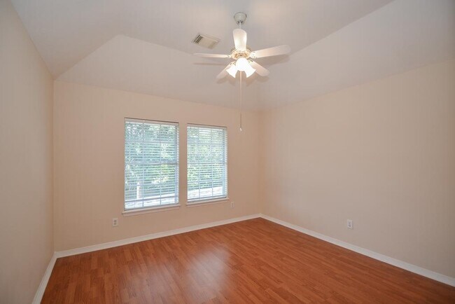 Building Photo - 910 Chinni Ct