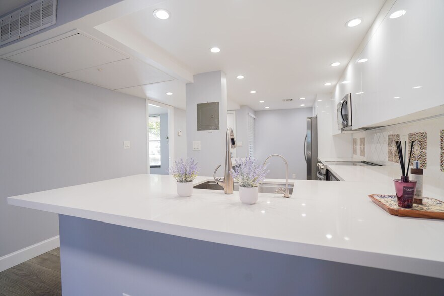 Building Photo - 7 Royal Palm Way