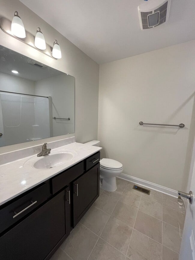 Building Photo - ***HALF OFF FIRST MONTHS RENT*** Crescent Ridge Townhome for Rent