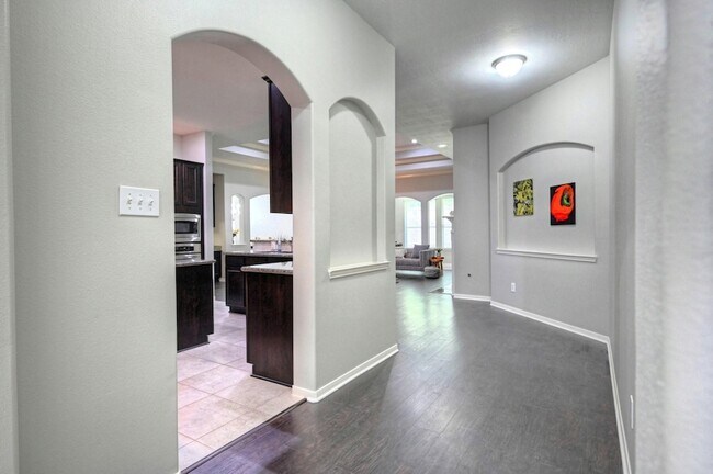 Building Photo - 7810 Oak Moss Dr