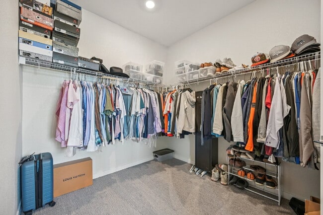 Building Photo - "Experience Spacious Comfort: 4-Bed, 3.5-Bath Retreat on Gladshine Drive!"