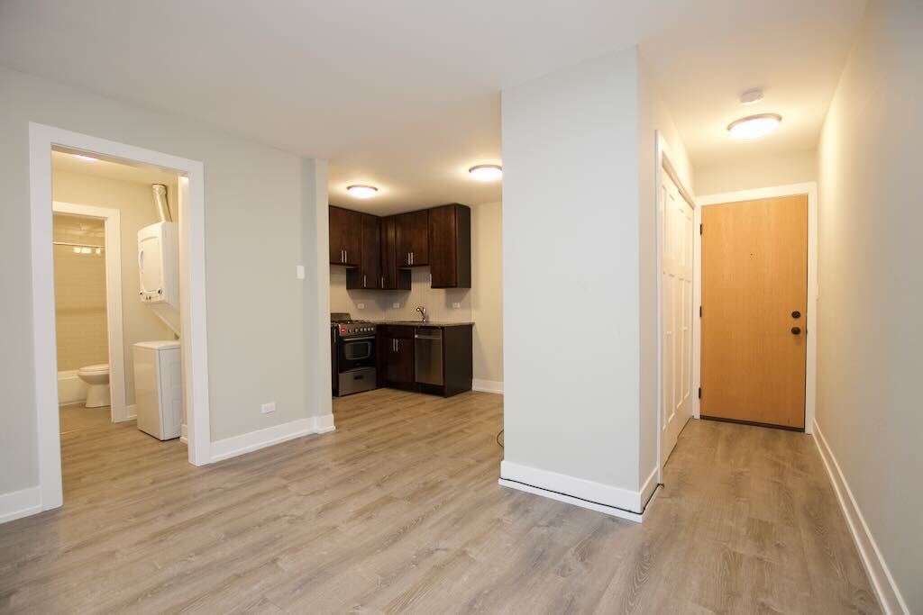 Building Photo - 533 W Surf St