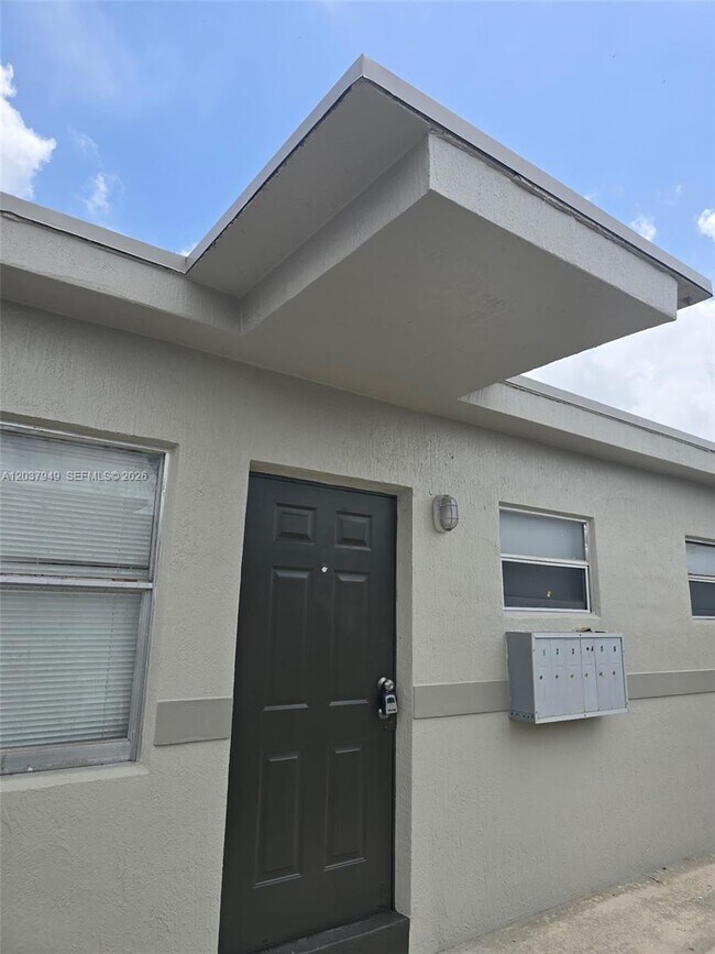 Building Photo - 320 SW 11th Ave