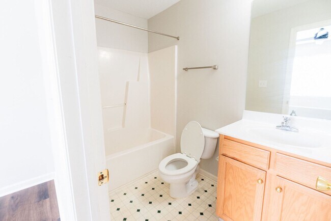 Building Photo - Amazing 2 bedroom 2.5 bathroom townhouse in NW Greensboro Keswick Place. Lawn care included.