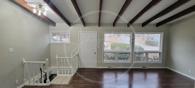 Building Photo - 2815 S Collin Ave