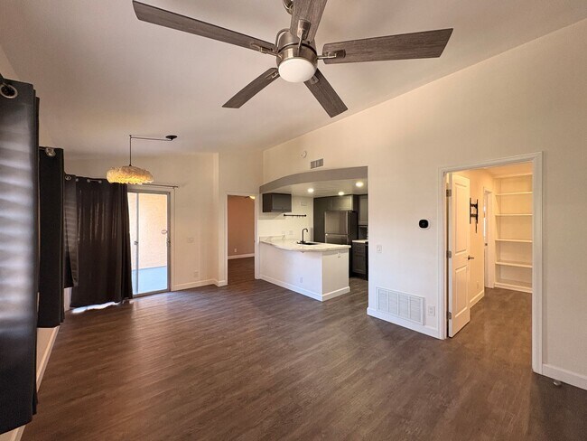 Building Photo - ***MOVE-IN SPECIAL*** AVAILABLE NOW! 2 Bedroom 2 bathroom upstairs unit located in Ontario