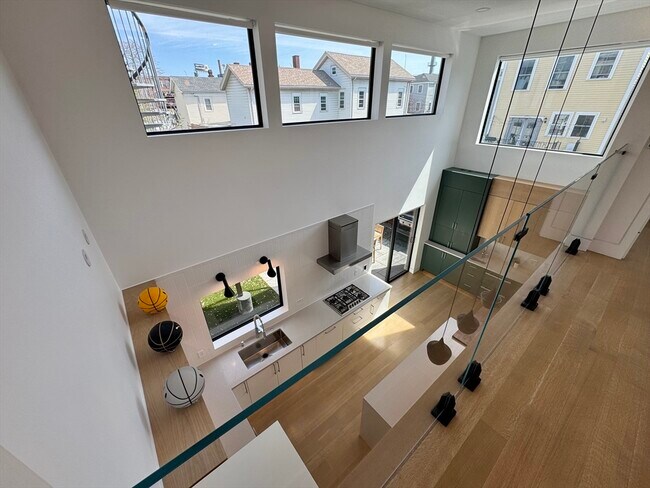 Building Photo - 22 Parker St