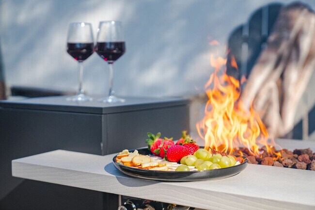 Building Photo - 720 1/2 West Woodlawn Avenue-SI ID1271939P