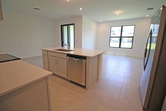 Building Photo - 14050 SW Thorens Dr