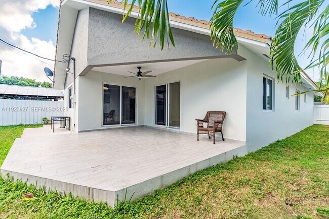 Building Photo - 3425 SW 69th Ave