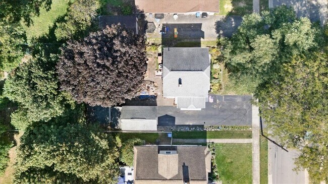 Building Photo - 92 Veness Ave
