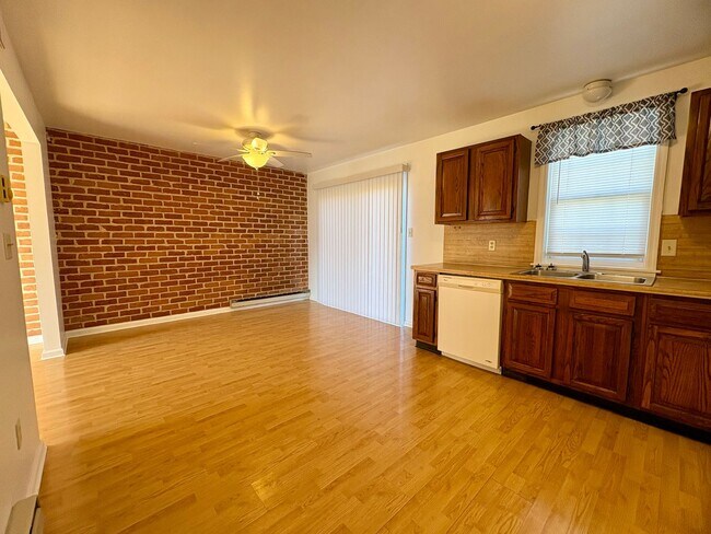 Building Photo - 2 Bedroom 1 Bathroom in Mount Joy!