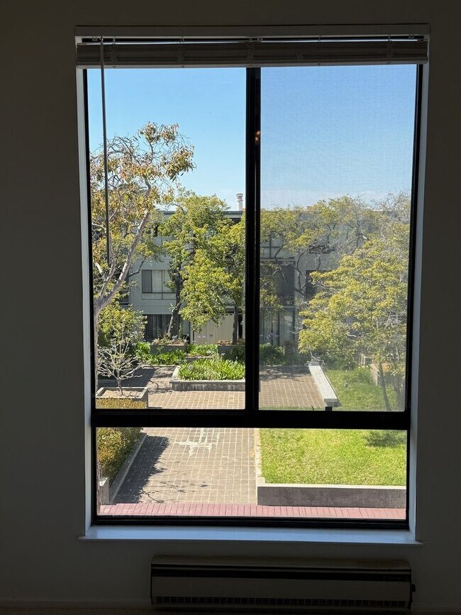 Building Photo - Full Size One Bedroom with Top Floor Privacy
