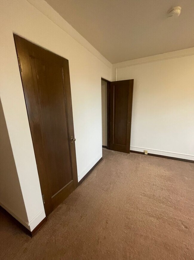 Building Photo - Cliff Dr. Apartment - Spacious with Hardwo...