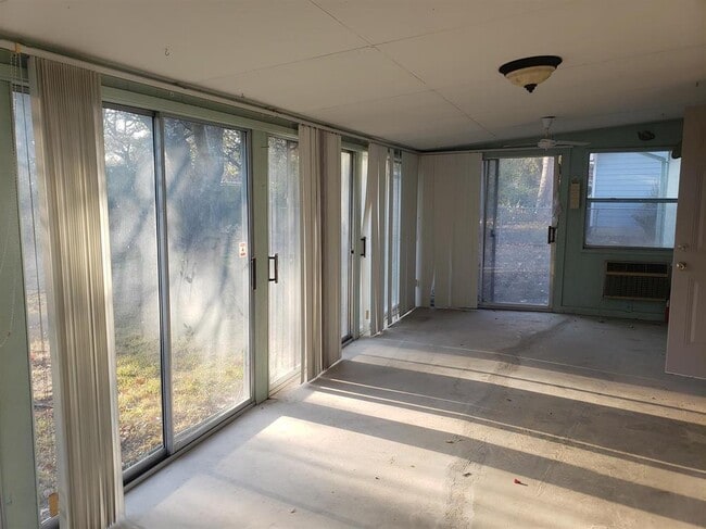 Building Photo - 609 Bissonet Ln