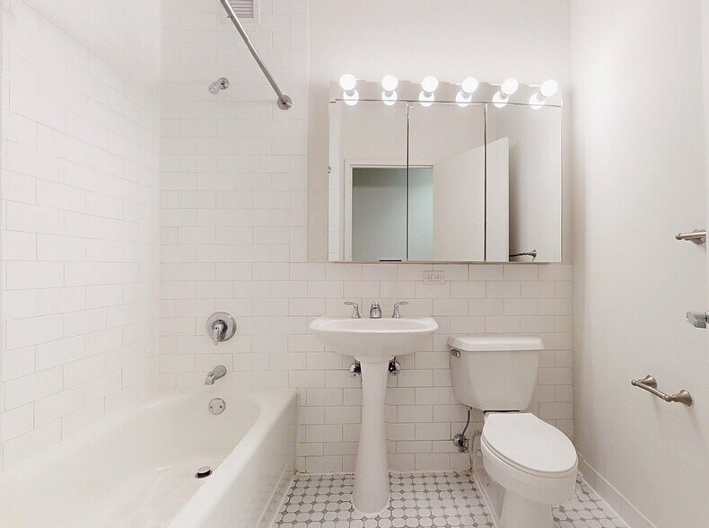 Building Photo - Washington Street