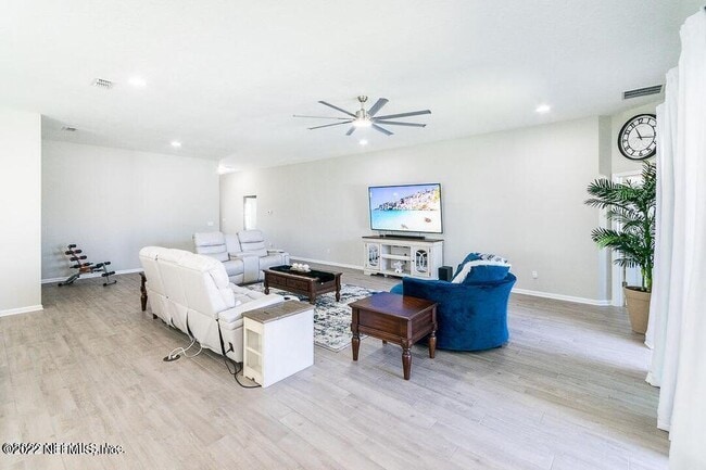 Building Photo - 15935 Great Lakes Cir