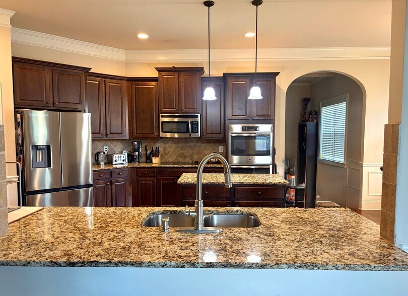 Building Photo - 633 Corsica Ln