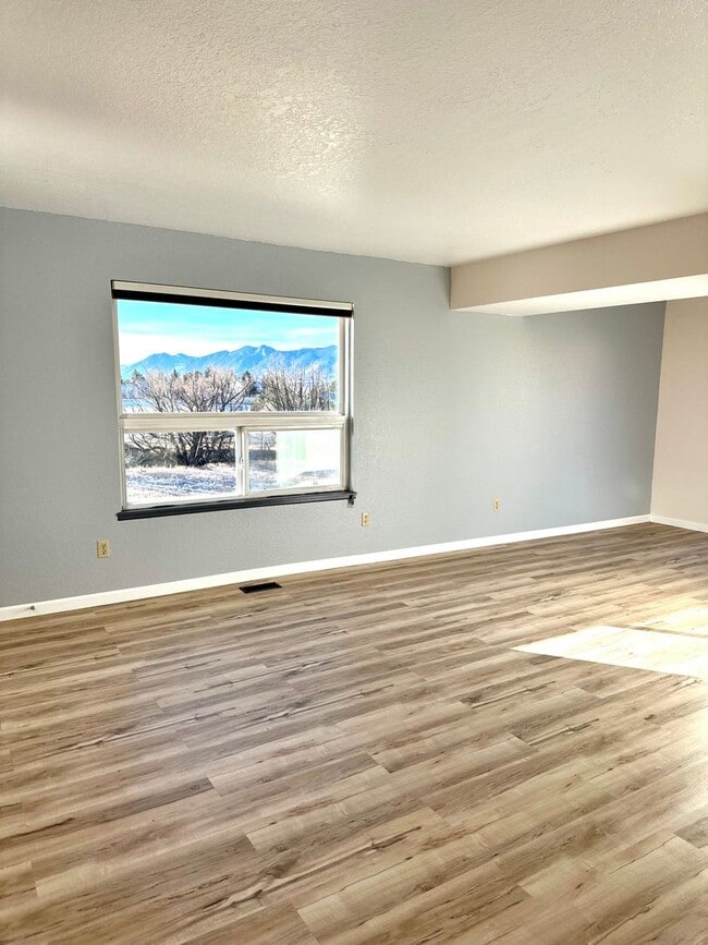 Building Photo - Newly Renovated Home 3 Bed 1 1/2 Bath 1-Car Garage on Century Place!