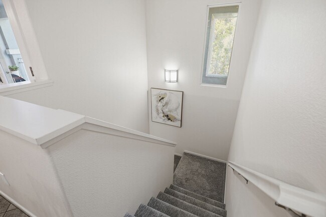 Building Photo - Point Loma, "The Bay" 2 bed 2 Bath Townhome now available! Amazing amenities, don't miss out
