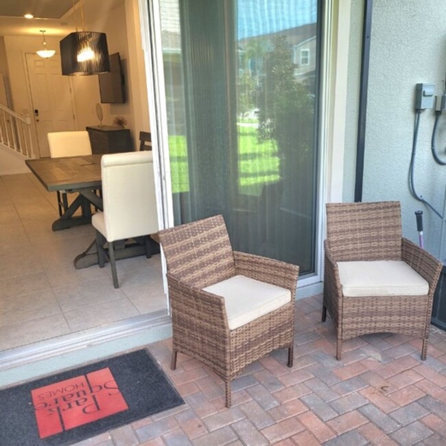 Building Photo - 3bed/2.5 Bths Townhome in Fishhawk. Lots o...