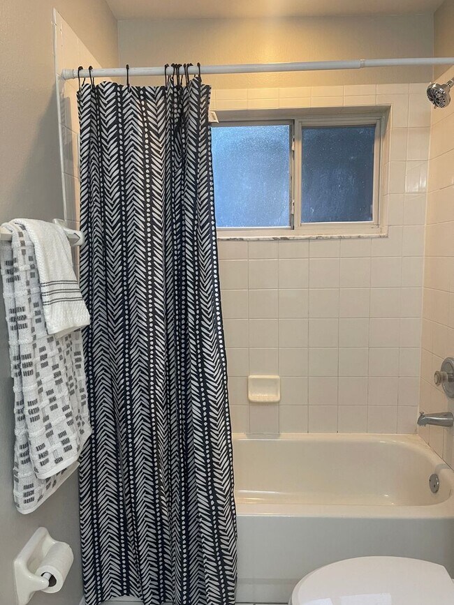 Building Photo - MOVE IN MARCH 1      4 Bedroom Valrico home with no carpet and a fenced yard