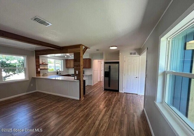 Building Photo - 450 Riverdale Dr