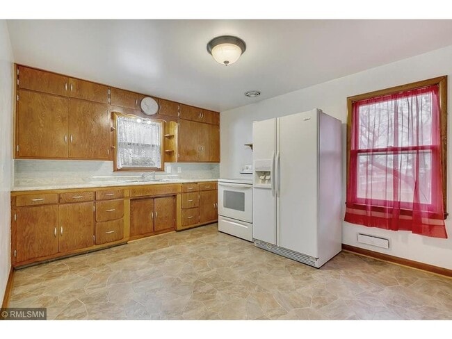 Building Photo - 3 bedroom 2 bathroom house with detached g...
