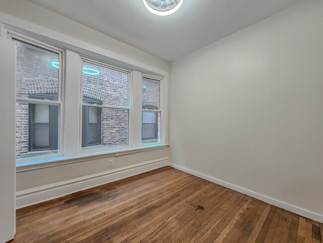 Building Photo - 4330 N Sheridan Rd